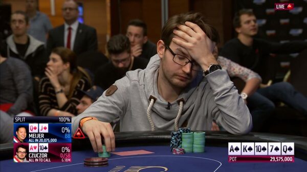 У двух игроков была одинаковая комбинация, но один из них все равно проиграл: крутая покерная раздача